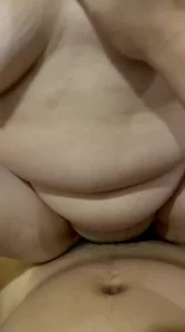 丰硕双峰大奶骚阿姨操了一夜口射了一次表情很销魂过瘾