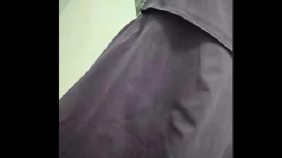 穿工装的骚货工作时间来卫生间展示骚逼，高潮了也不敢叫